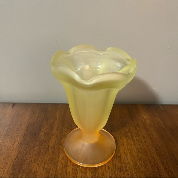 Vintage LIBBEY Frosted
Sundae Glass with Scalloped Rim Yellow & Orange Base - Picture 5 of 14